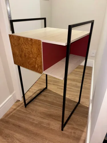 Mesa de Cabeceira Industrial Multifuncional com Nicho