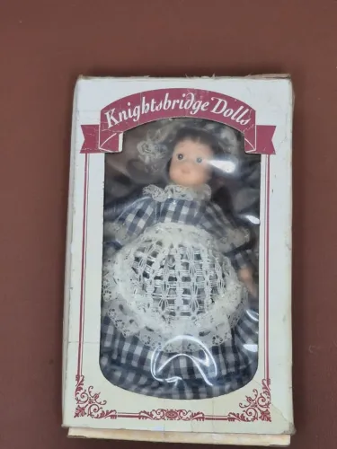 Antiga boneca de porcelana KNIGHTSBRIDGE DOLLS na caixa original