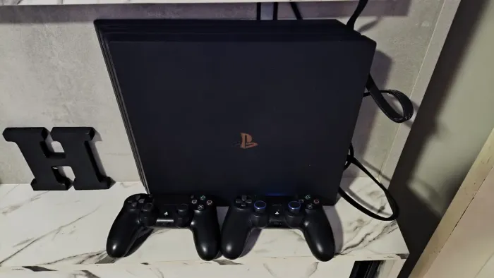 Vendo Playstation 4 Pro (PS4Pro), com dois controles.