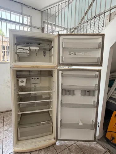 VENDE-SE GELADEIRA DE 440 LITROS Estou vendendo uma geladeira, com defeito.