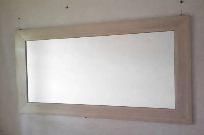 Espelho com moldura cinza