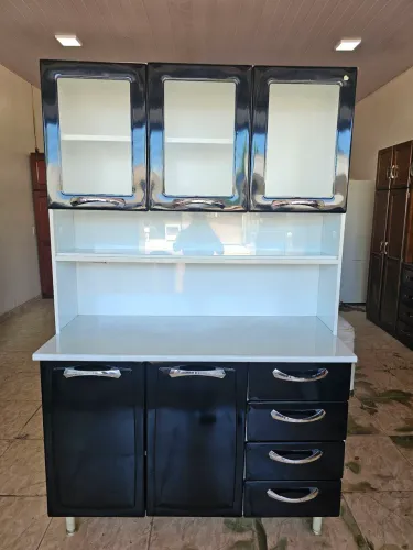 Armário de cozinha usado com marcas de uso