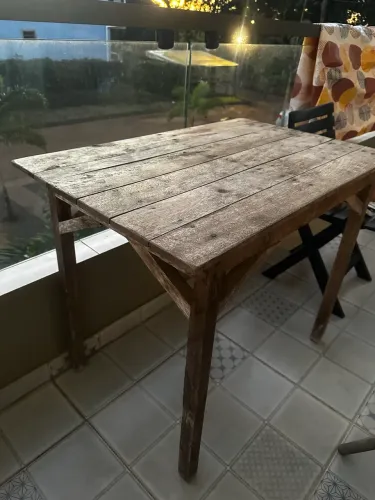 Vendo mesa de madeira para 4 cadeiras + 4 cadeiras (opcional)