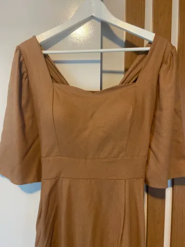 Vestido midi minimalista manga curta