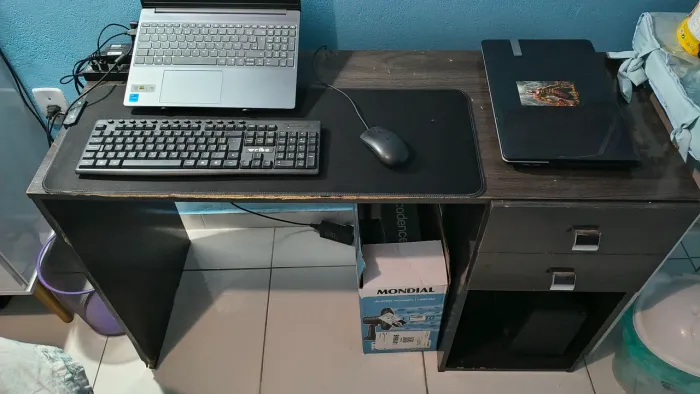 Escrivaninha para computador, com 2 gavetas