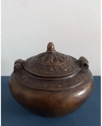 Antigo guarda objetos em bronze - 13 x 11,5 cm