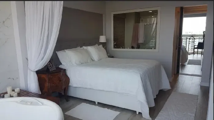 Apartamento tipo cobertura projetada por arquiteto. Terraço com vista para lagoa e mar. Fr