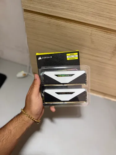 VENDE-SE MEMÓRIA RAM DA CORSAIR 8X2 de 3200Mhz