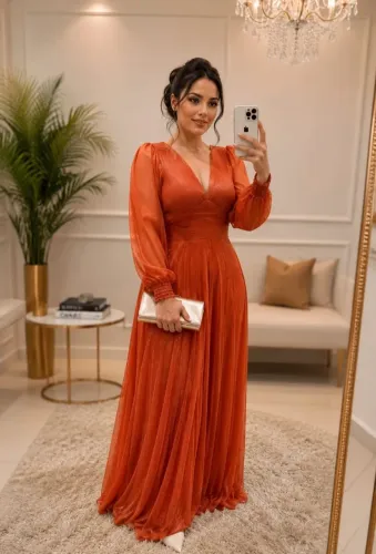 Vestido de festa terracota longo plissado com brilho.