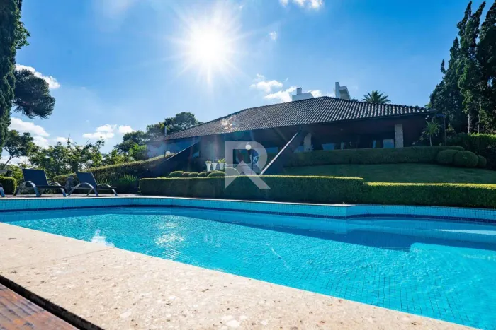 Casa com Piscina no Parque Barigui a venda com 4 quartos, 918m² e terreno de 3.271m²