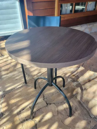 Conjunto de mesa com 04 caderiras