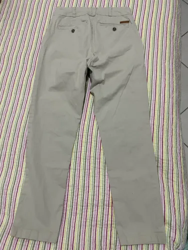 Calça social bege masculina marca acostamento