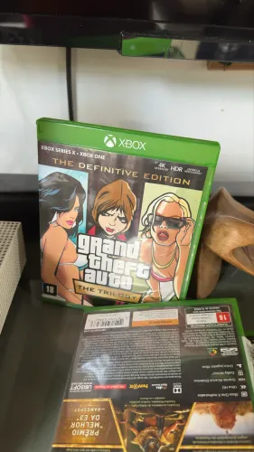 Xbox One com controles e jogos