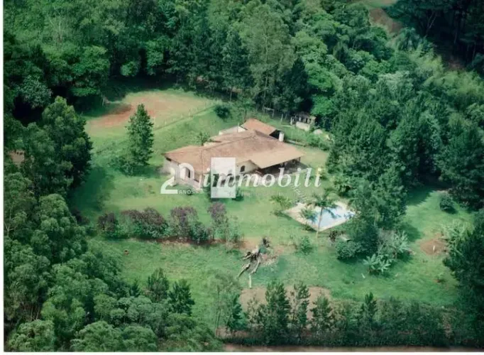 Propriedade com 9.418,40m de terreno.