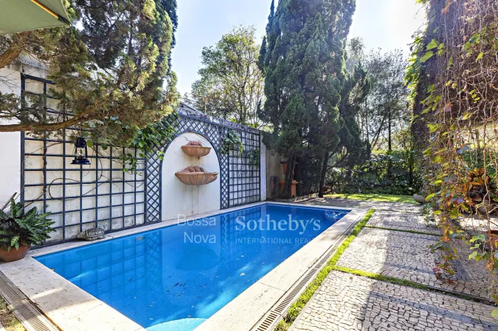 Casa ampla e iluminada no Jardim Guedala com vista para jardim e piscina