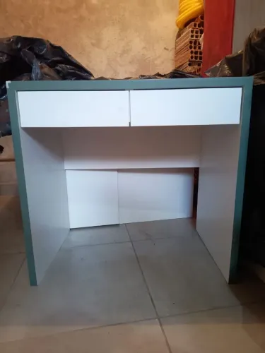 Mesa com 2 gavetas para recepção ou estudo