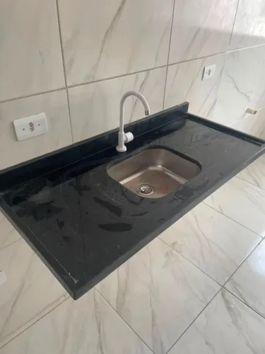 Pia de Granito Preto com Cuba Inox e Torneira