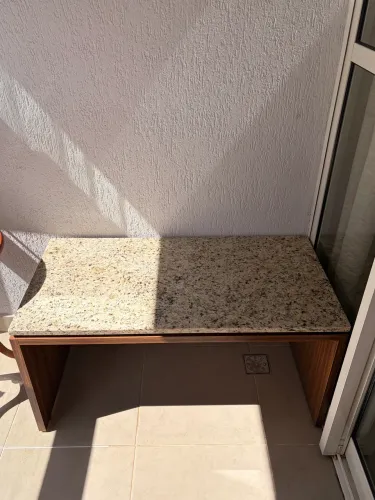Mesa com tampo de mármore 