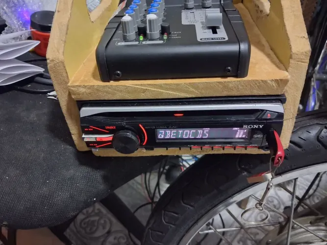 Radio sony cdx gt447ux ,com quatro saídas rca e a maioria das teclas travadas 