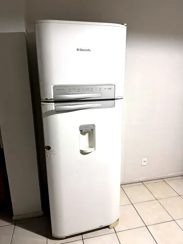 Geladeira Electrolux 428L com dispenser de água