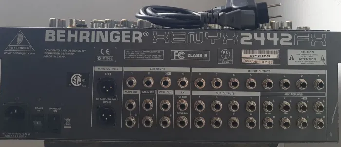 Mesa da som da beringer 10 canais 