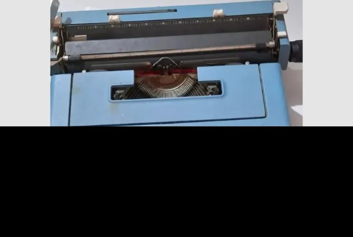 Maquina de escrever OLIVETTI sem uso