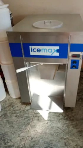 Produtora de sorvetes , Vendo ou troco por carro .