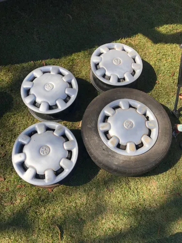 Roda de ferro com calotas do gol G2 aro 13