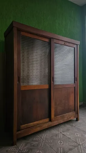 Cristaleira / armário livreiro antigo reformado (vidro canelado)