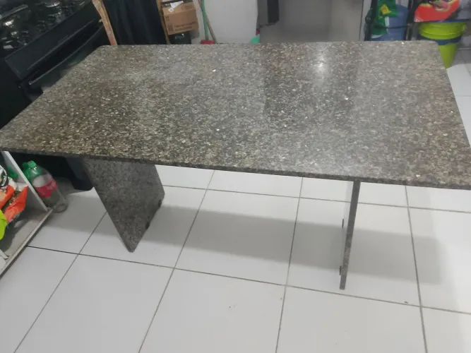 Mesa toda de mármore( base e tampo), medindo 1,40 x 75. Sem as cadeiras só a mesa