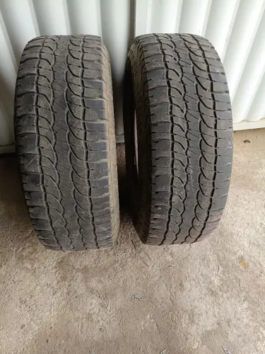 Vendo esses dois pneus aro 265/70 R16