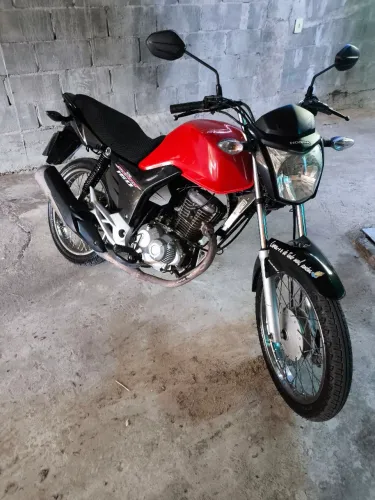 Vende-se moto cg start 160... 13.000 mil. Moto boa para passeio e bem conservada e só anda