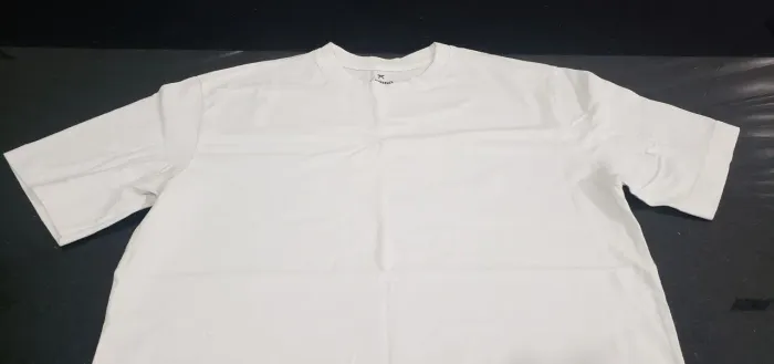 Kit com Duas (2) Camisetas Brancas Básicas da Marca Hering - Ambas no Tamanho M