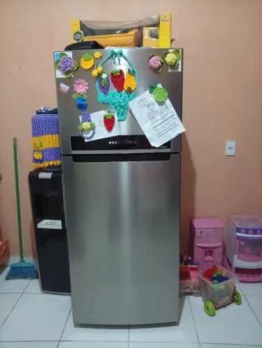 Vende-se essa geladeira. Com 5 meses de uso