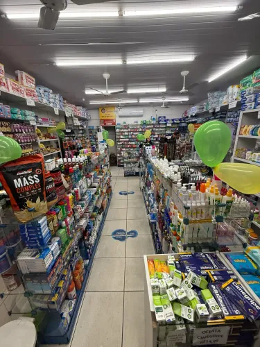 Vendo montagem em vidro de uma farmácia inteira
