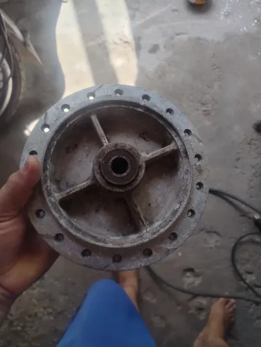Vendo um cubo traseiro por 40 reais 