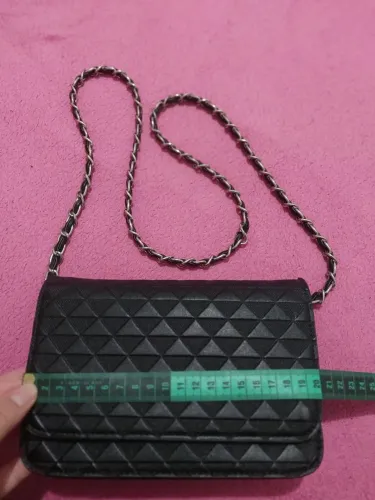 Bolsa Preta Tiracolo Renner (Alça com corrente entrelaçada) - Estado de Nova