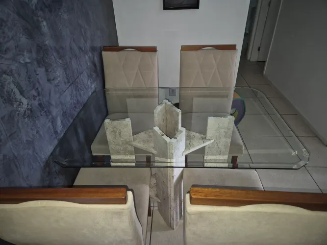Mesa 120x80, bases mármore, tampo de vidro, 4 cadeiras