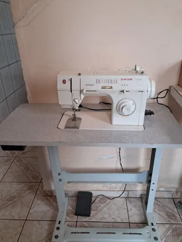 Máquina de costura reta