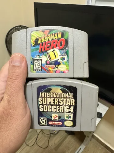 Cartuchos bomberman hero e superstar soccer n64