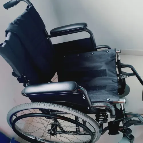 Cadeira de rodas nova, nunca utilizada - R$ 600