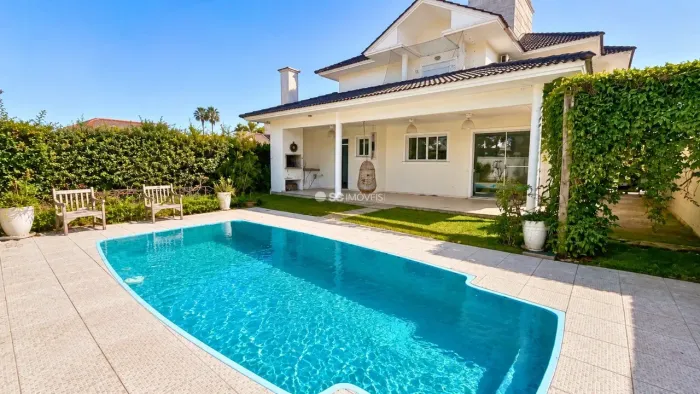 Casa com 4 Dormitórios e Piscina - Jurerê