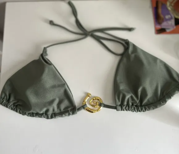 Biquíni verde musgo com detalhes dourado
