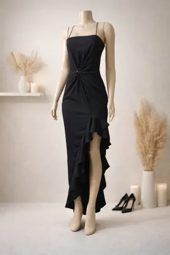 Vestido de festa longo preto com alças finas abertura na parte da frente e com babados 