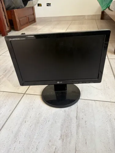 Vendo 2 monitores e pc completo com dois HDs internos