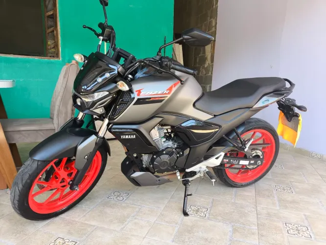 Vende-se moto fz15 2025
