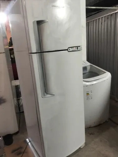 Vendo geladeira Frost Free Brastemp clean funcionando perfeitamente e toda completa