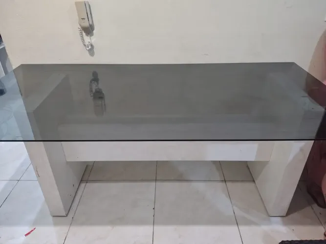 Mesa de 8 lugares com tampa de vidro