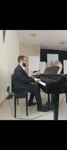 Músico para eventos; pianista, flautista, cantor.
