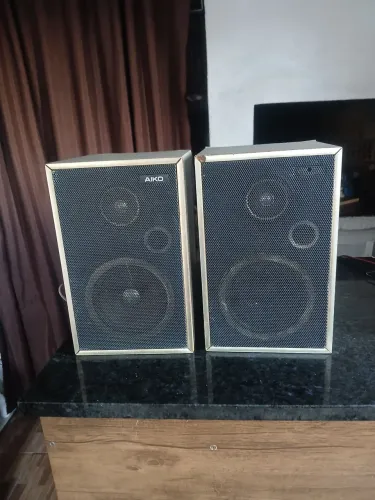 Caixas de som Aiko.